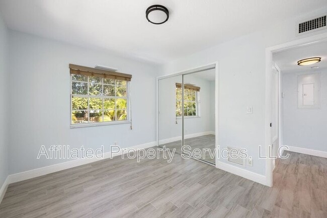 Building Photo - 5207 N Flagler Dr