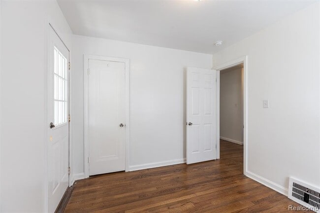 Building Photo - 613 Riverbank St