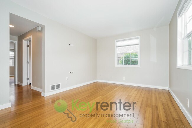 Building Photo - Inviting 3bed Seattle Home with Garage, Yard, and Parking!