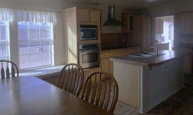 Building Photo - 3+2 Split Floor plan home in New Kingman