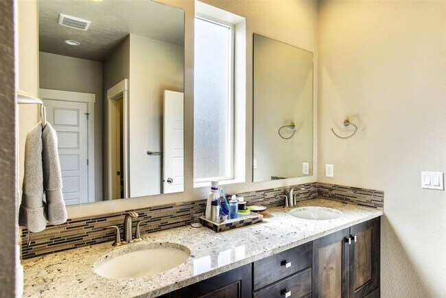 Building Photo - Beautiful 3 bed, 2 bath home in SpurWing Greens Subdivision!
