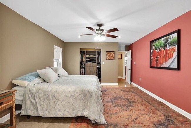 Building Photo - "Charming 2-Bed Oasis with Elegant Finishe...