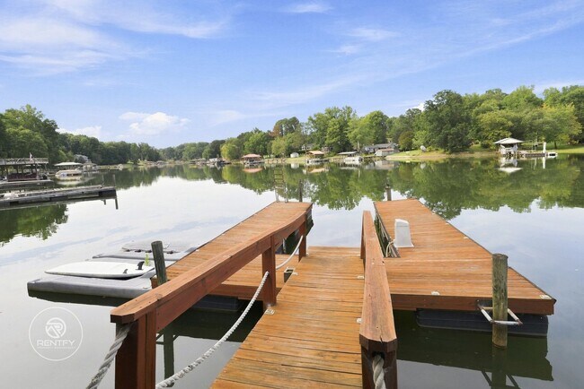 Building Photo - 7088 Wateredge Dr