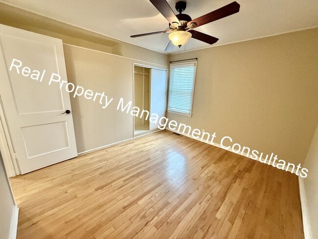 Building Photo - 3-Bedroom Home Near Downtown Overland Park!