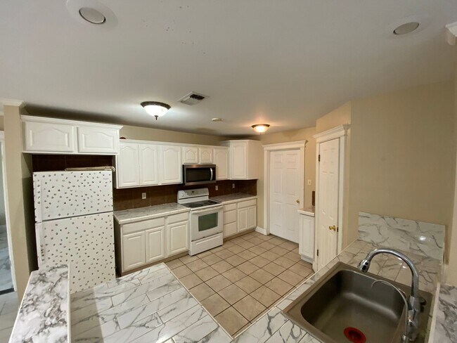 Building Photo - 5842 Berkshire Rd