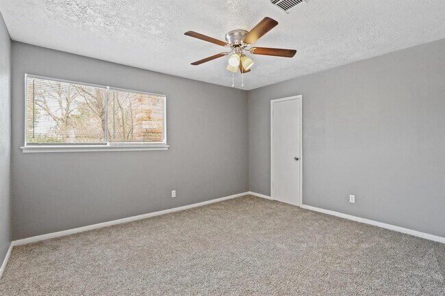 Building Photo - 626 Rosewood Dr