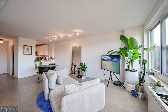 Building Photo - 1330 New Hampshire Ave NW