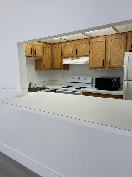 Building Photo - 4154 Inverrary Dr