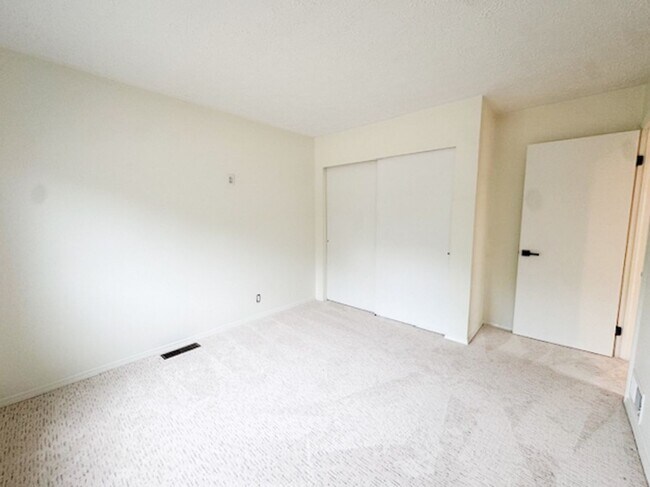 Building Photo - Amazing High-End Townhouse - End Unit - Ca...