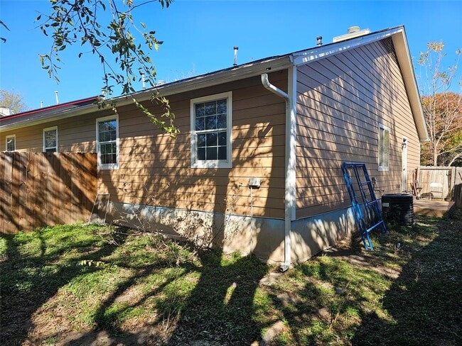 Building Photo - 1305 Bonnie Brae St