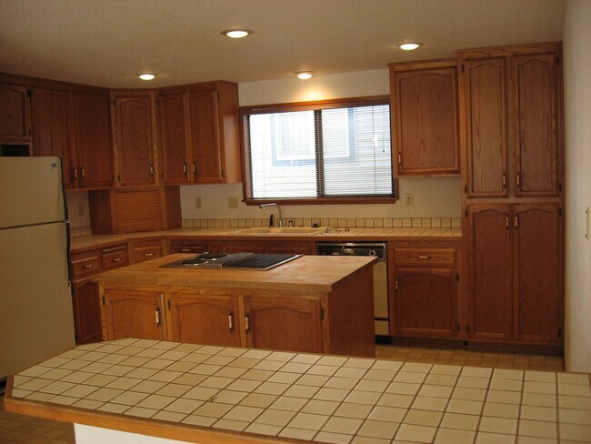 Building Photo - 824 SE Jensen St