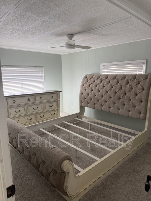 Building Photo - 245 Lake Tarpon Dr