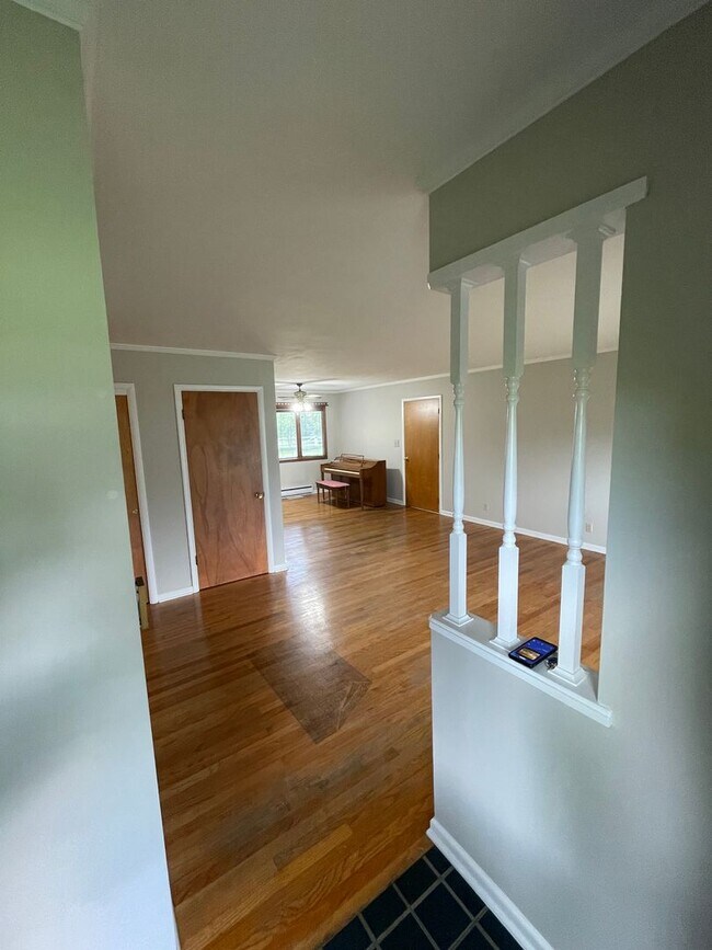 Building Photo - Three Bedroom Single Family Home in the Co...