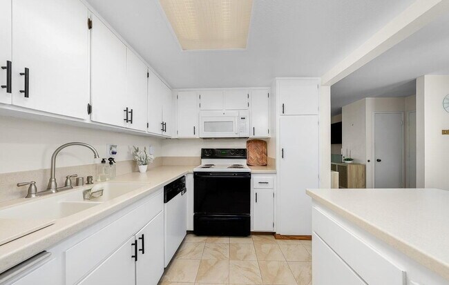 Building Photo - Updated 2 BR 1 BA Condo w/ Private Patio!