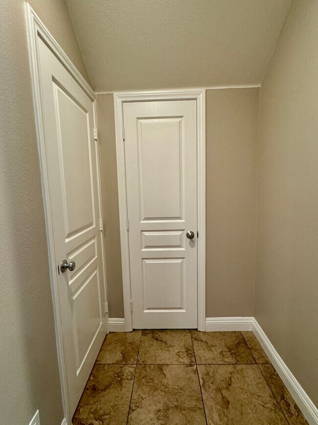 Building Photo - 3 Bed 2.5 Bath plus extra room Townhouse Style Condo / Attached 2 Car Garage