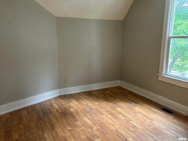 Building Photo - 125 2nd St