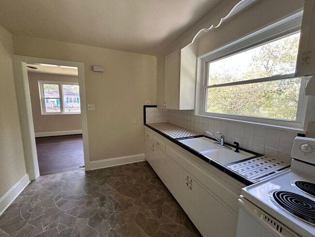 Building Photo - 1815 Powell Rd