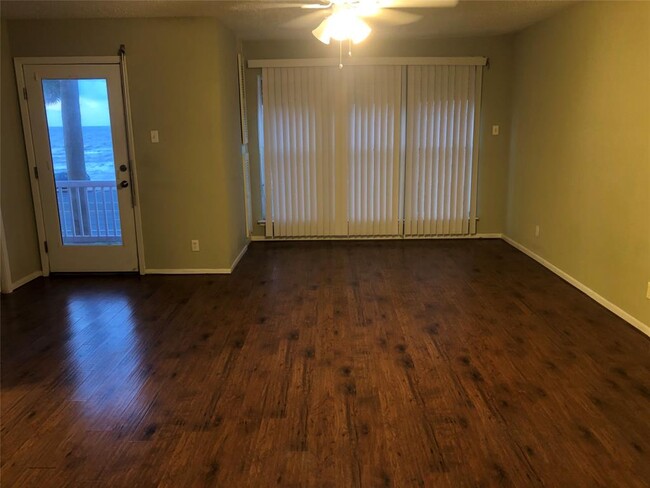 Building Photo - 8416 Seawall Blvd