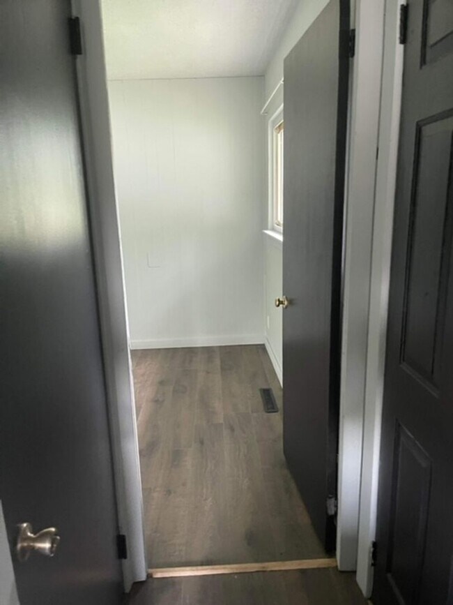 Building Photo - COZY 3 BED, 1 BATH HOUSE WITH FENCED IN BACKYARD LOCATED IN VINE GROVE