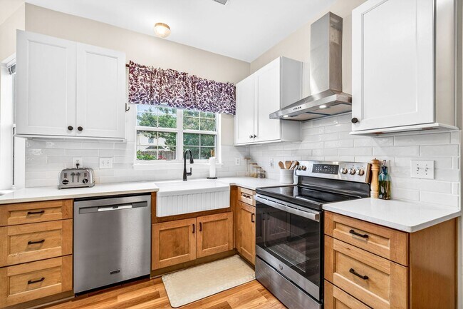 Building Photo - Spacious Living in the Heart of Whitehall
