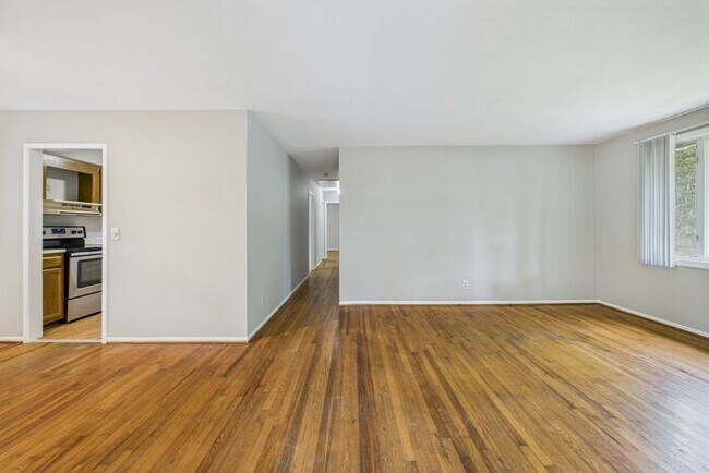 Building Photo - NW Brick Home in the Desirable Guilford Hi...
