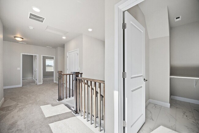 Building Photo - Modern 4 Bedroom, 2 Bathroom Westside Home with Balcony Views of Garden of the Gods!