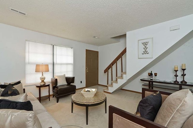 Building Photo - 2039 Essex Dr