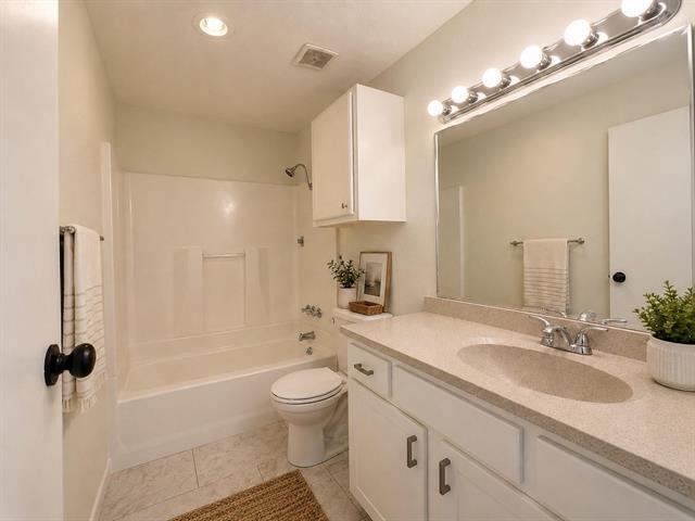 Building Photo - 409 Starling Dr