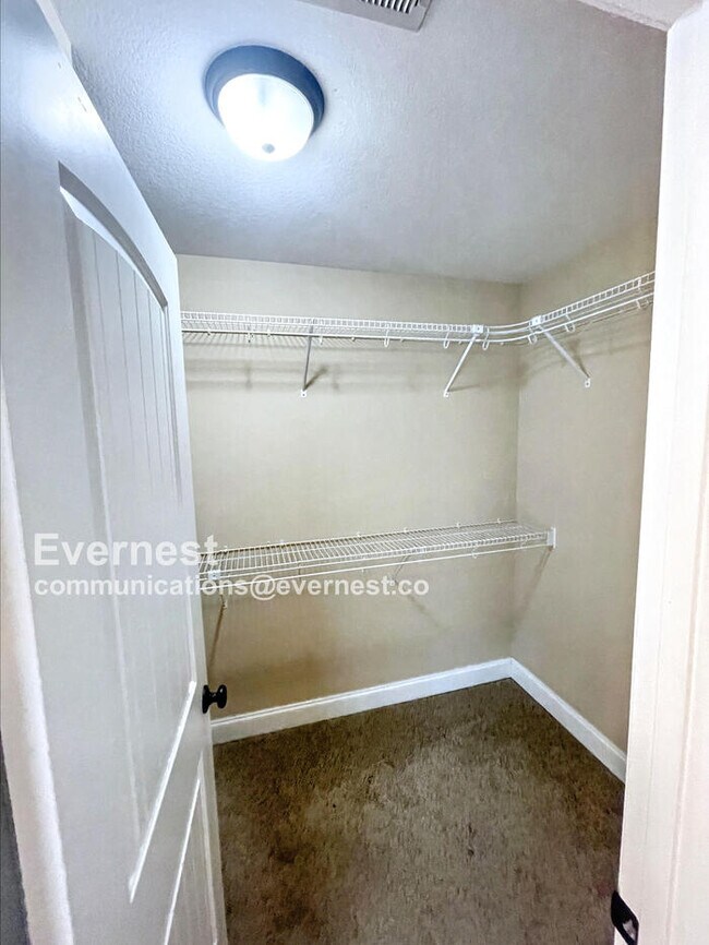 Building Photo - 650 Fox Hound Dr