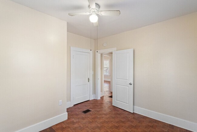 Building Photo - Cute 2bdrm/1bath Bungalo ** Section 8 OK ** Ready March 15