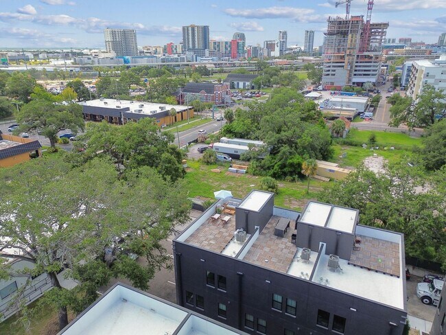 Building Photo - Canvas GWX