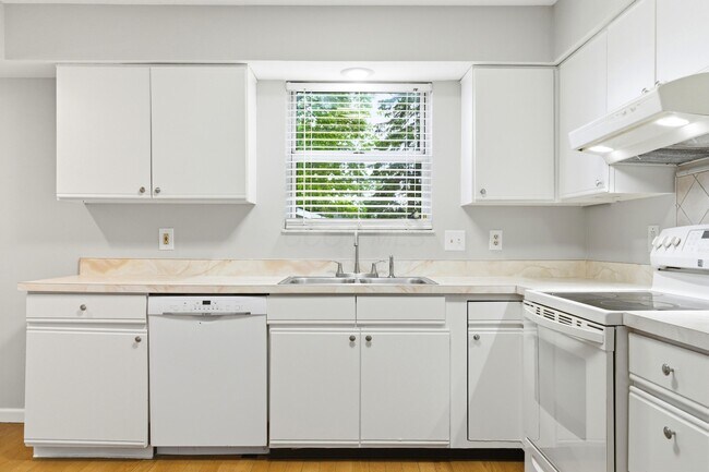 Building Photo - 2688 Bellwood Ave