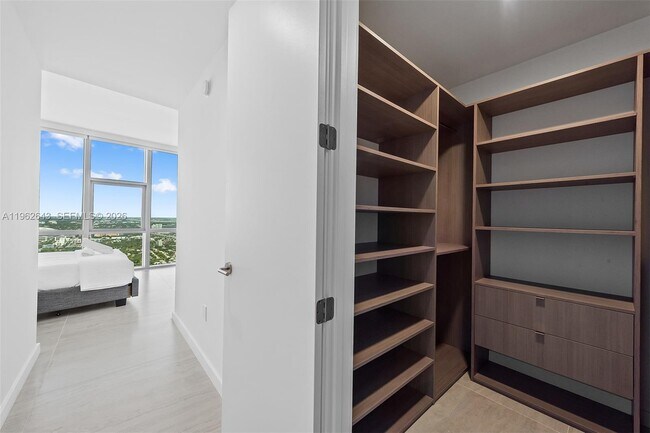 Building Photo - 851 NE 1st Ave