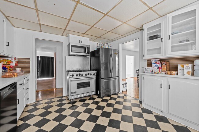 Building Photo - Attached garage + no back house!