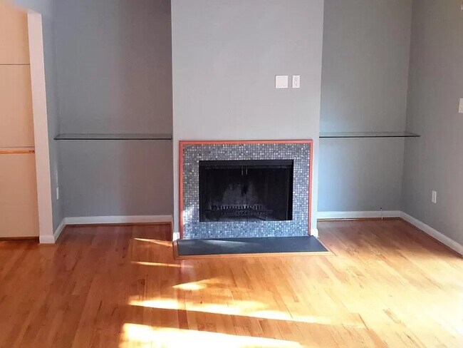 Building Photo - 10 Poinsettia Ct