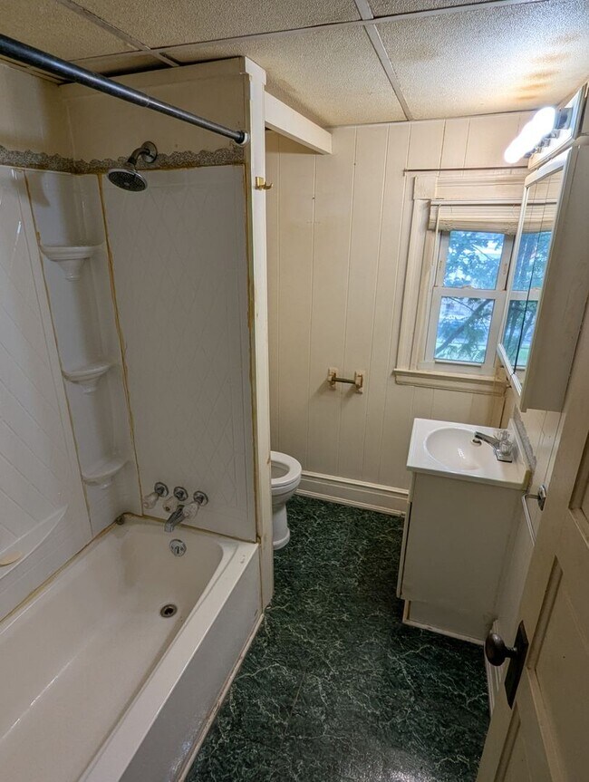 Building Photo - Cozy 2 Bedroom 1/2 Double