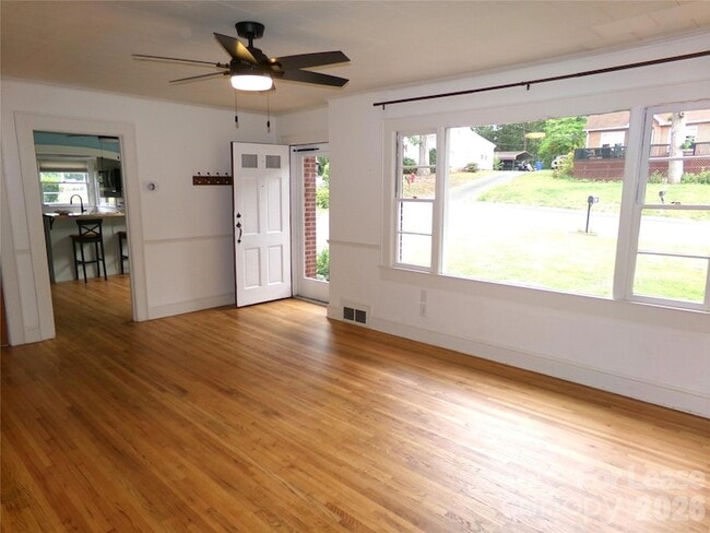 Building Photo - 1631 Maple Ave