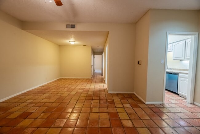 Building Photo - Robbins Place #208