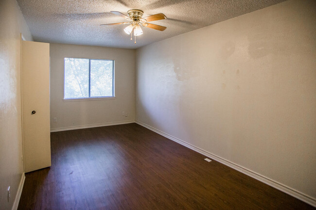 Building Photo - 813 Ranch Rd 12