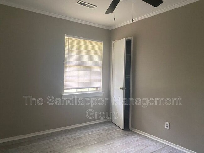 Building Photo - 1126 Mt Batten Dr