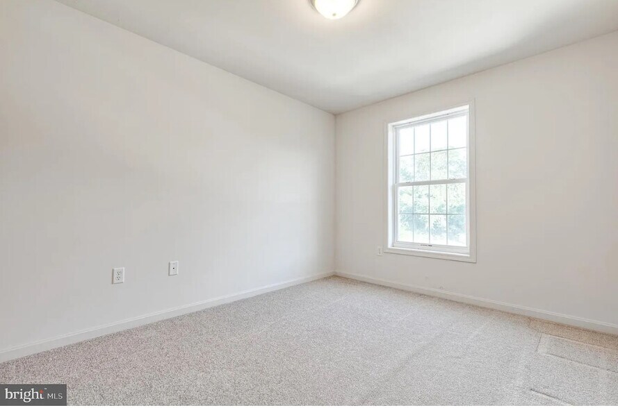 Building Photo - 504 W Perry St