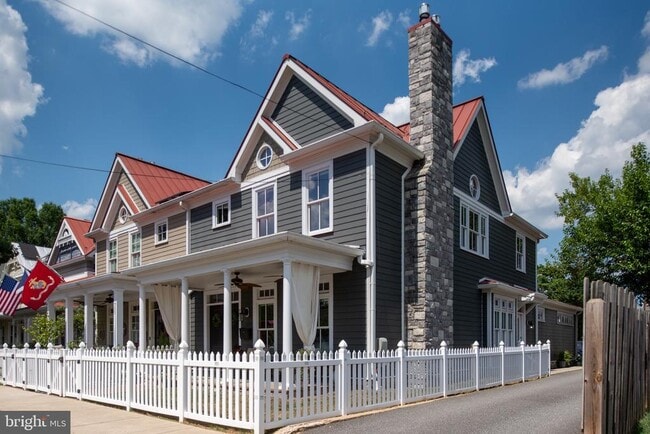 Building Photo - 703 Weedon St