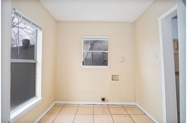 Building Photo - Don't Miss This Relaxing 3BR/1BA Home Near Beautiful Downtown!