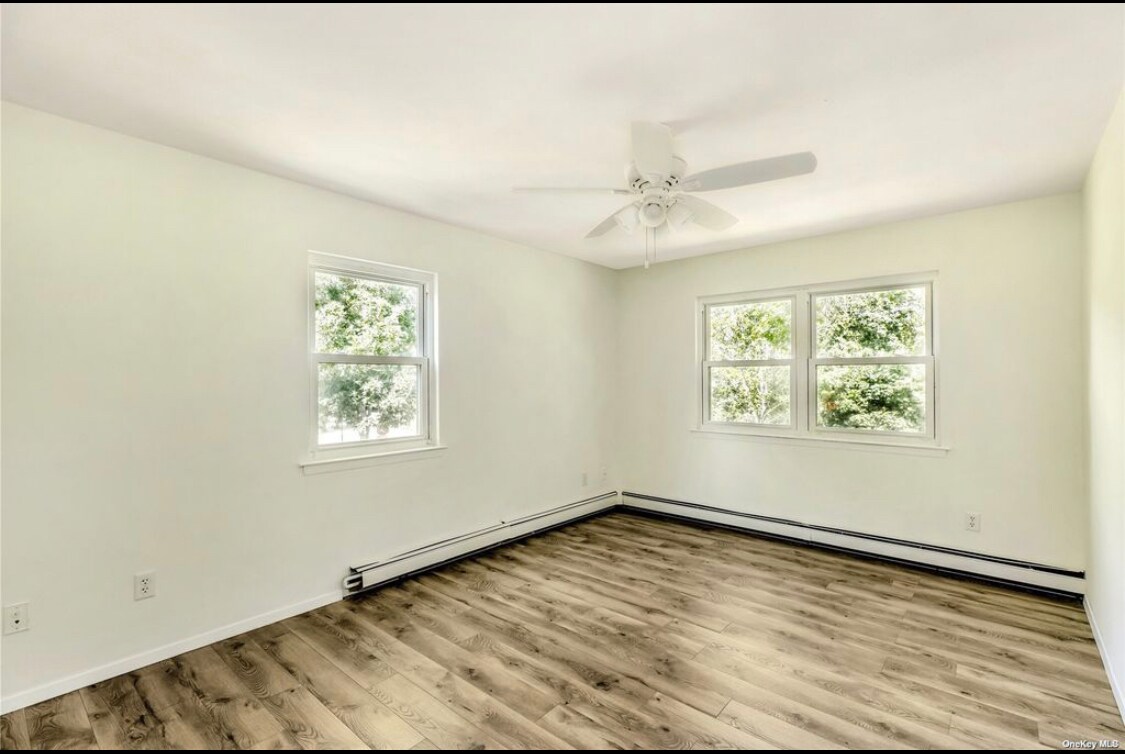 Building Photo - 370 Blue Point Rd