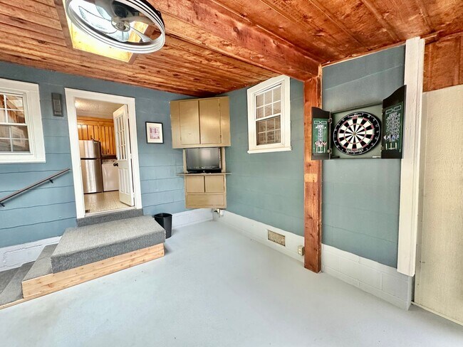 Building Photo - Mid-Century Retro Masterpiece!