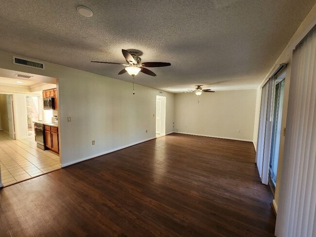 Building Photo - Gorgeous 3-Bedroom, 2.5-Bathroom Townhome in Winter Haven