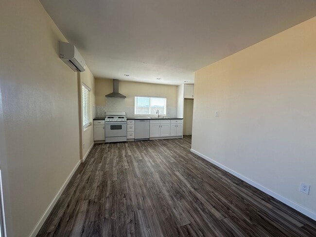 Building Photo - PRIVACY! PRIVACY! Cute newly remodeled 2 bed/1 bath home!