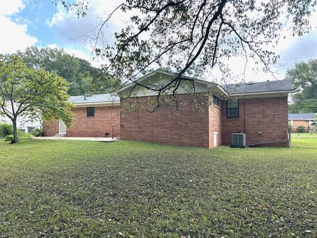 Building Photo - $500 Move In Special-or-$100 off monthly r...