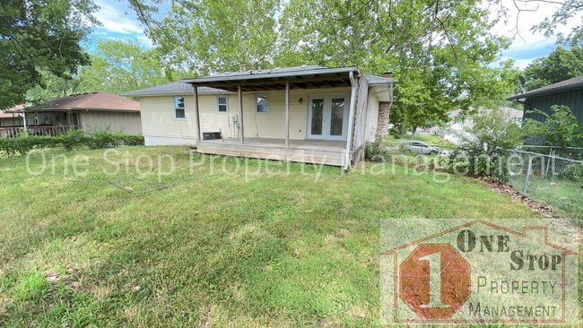 Building Photo - 4 bedroom, 2 bathroom home in Blue Springs...