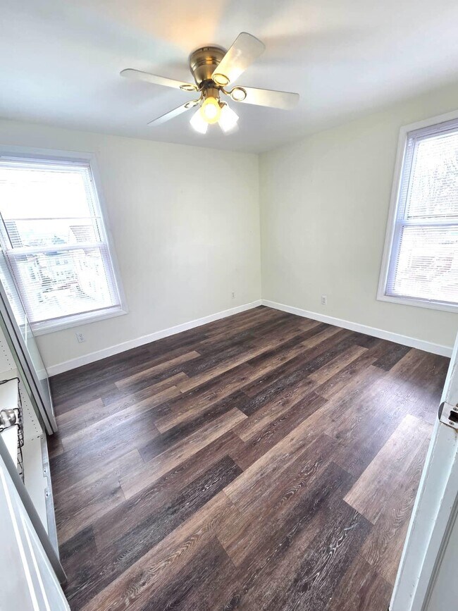 Building Photo - 438 Devon St